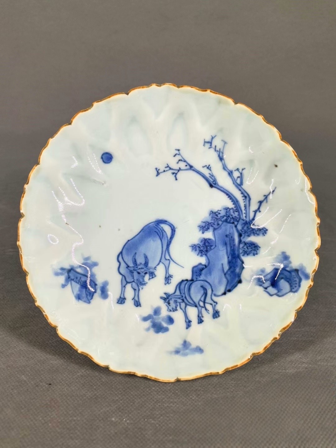 明代，青花暗刻莲花花边洗